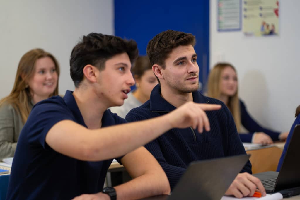 Étudiants participant à un cours dans une salle de Bersot Formation à Besançon