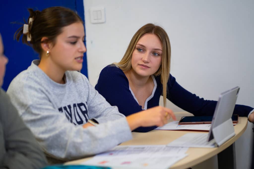 Étudiantes révisant sur tablette avec les ressources de Bersot Formation
